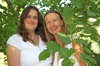 Dagmar Schneider-Damm und Meike Dörschuck, Autorinnen der Homöopathieporträts.